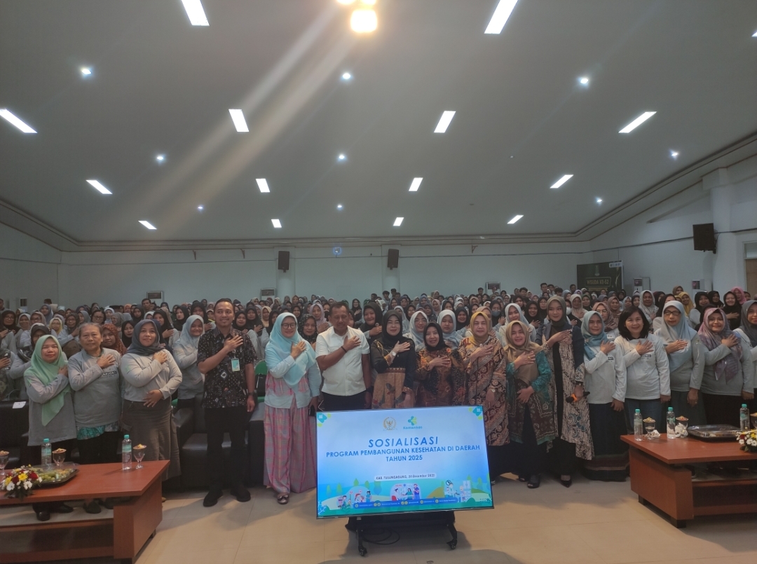 Heru Tjahjono berfoto bersama masyarakat Tulungagung sesuai acara sosialisasi