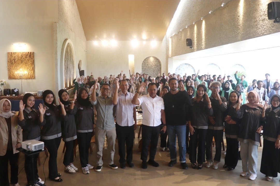 Heru Tjahjono berfoto bersama seusaielakuoan sosialisasi empat pilar di Tulungagung pada (20/12)