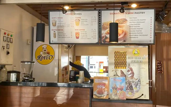 Cuplikan video yang beredar di media sosial menyoroti kebijakan pembayaran non-tunai di salah satu gerai roti.