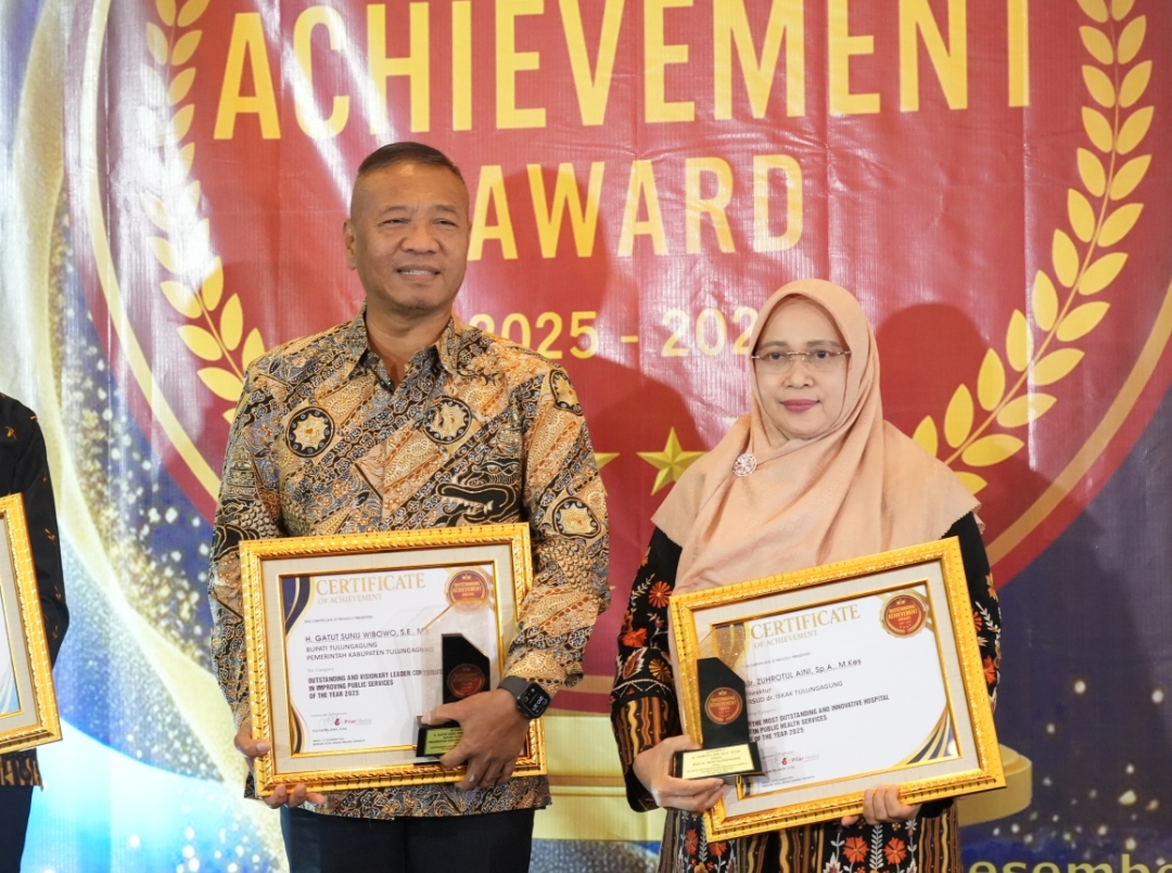 Bupati Tulungagung Gatut Sunu Wibowo dan Direktur RSUD dr Iskak Tulungagung dr Zuhrotul Aini SpA MKes, ketika menerima penghargaan.