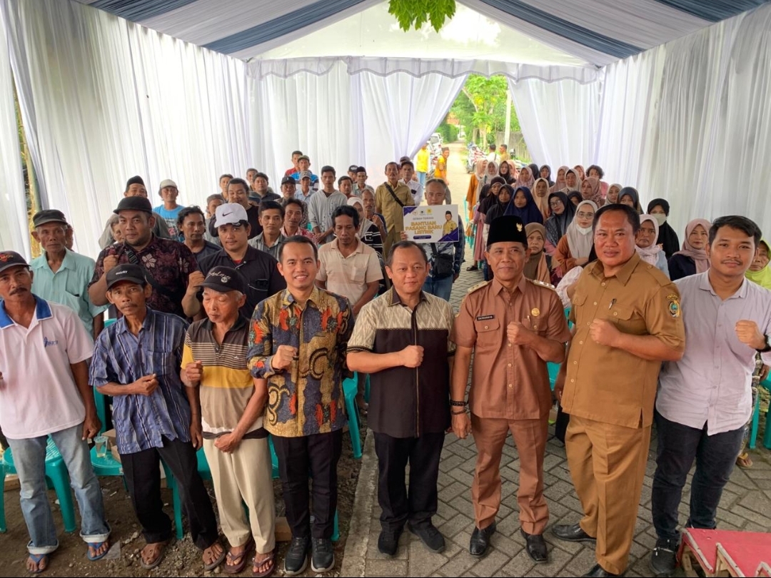M. Sarmuji ketika berfoto bersama warga setelah melakukan sosialisasi