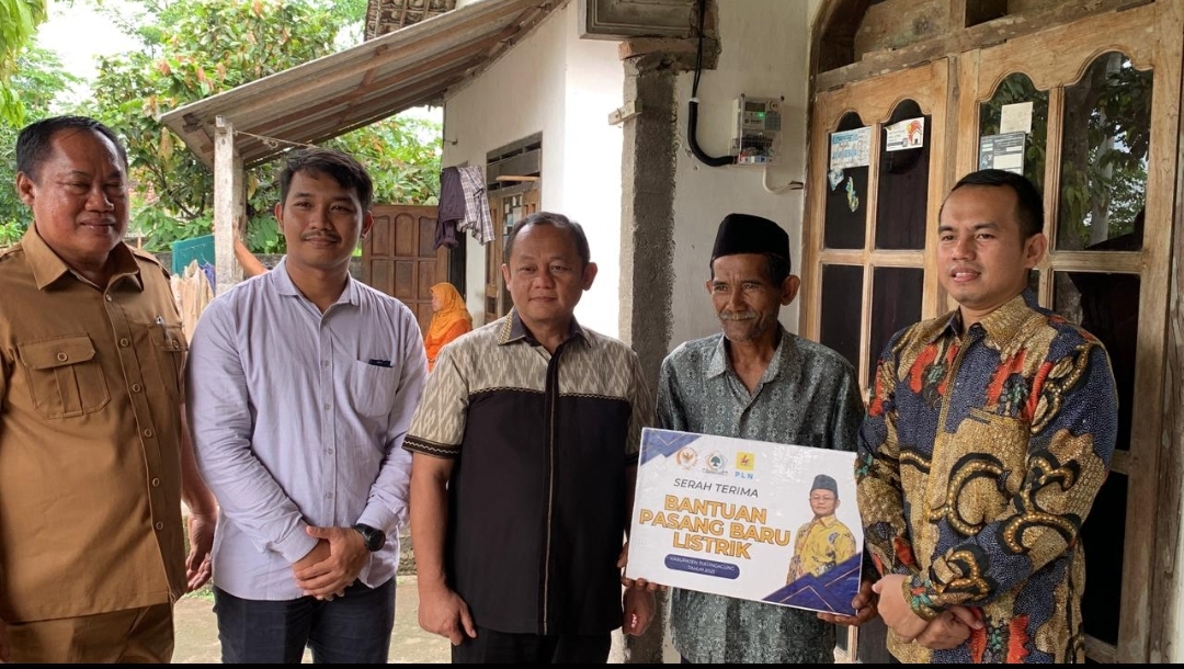 Sarmuji ketika memberi bantuan listrik kepada warga Tulungagung