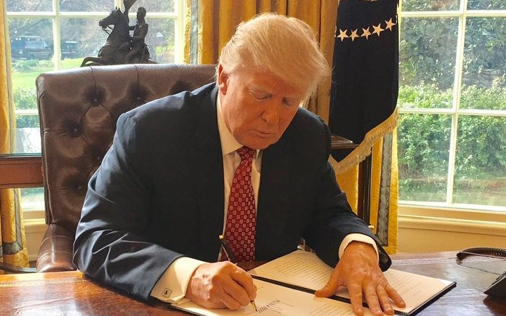Presiden Amerika Serikat Donald Trump saat menandatangani kebijakan baru terkait larangan masuk Amerika Serikat yang memicu sorotan dunia internasional.