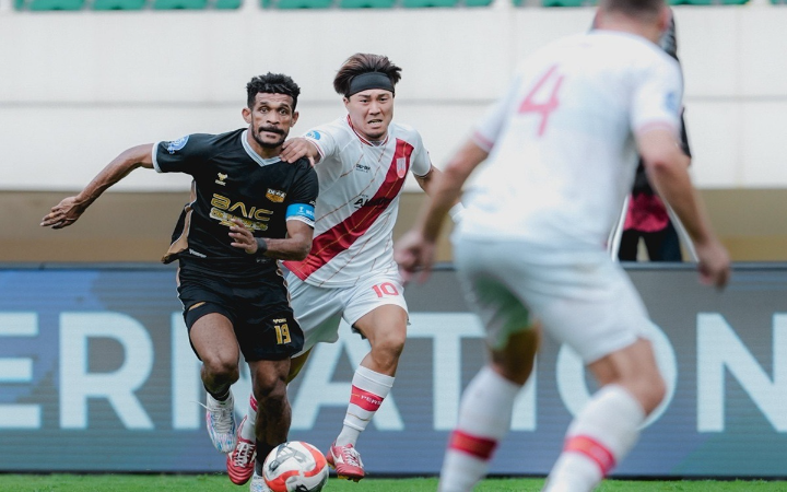 Pemain Dewa United merayakan gol saat mengalahkan Persis Solo dalam lanjutan BRI Super League Liga 1 2025-2026, Senin (22/12/2025).
