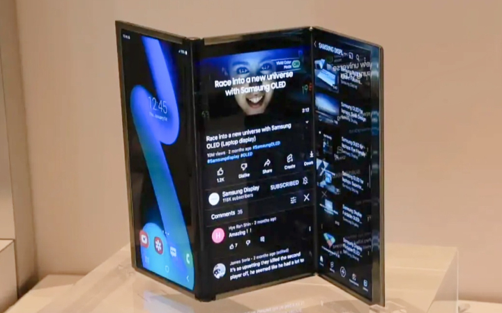 Samsung Galaxy Z Trifold saat diperlihatkan langsung di kantor Samsung Indonesia, menampilkan desain layar lipat tiga dengan konsep empat layar.