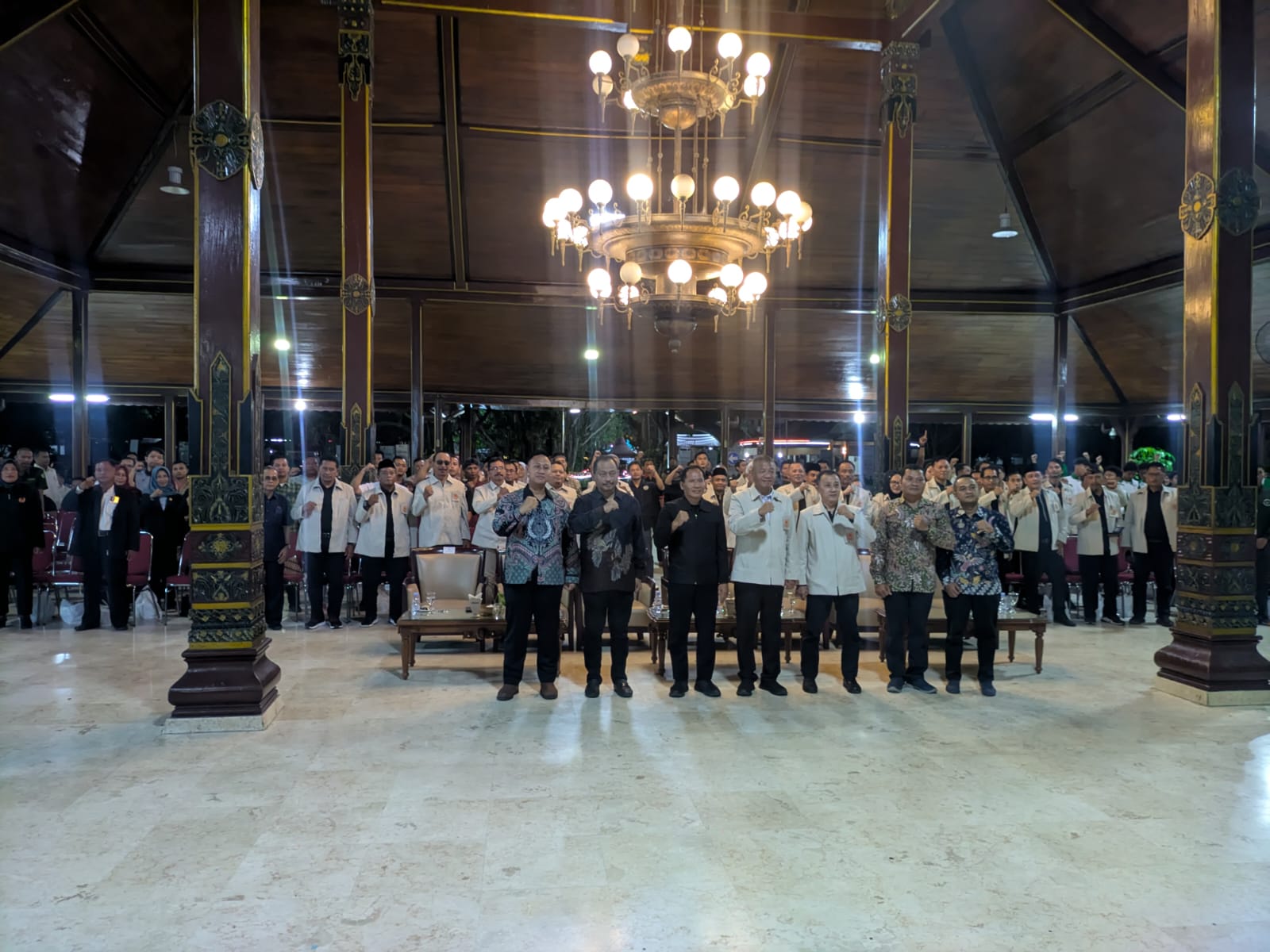 Bupati Gatut Sunu Wibowo (tengah) foto bersama tamu undangan di acara pengukuhan pengurus KONI Tulungagung, Selasa (23/12) malam
