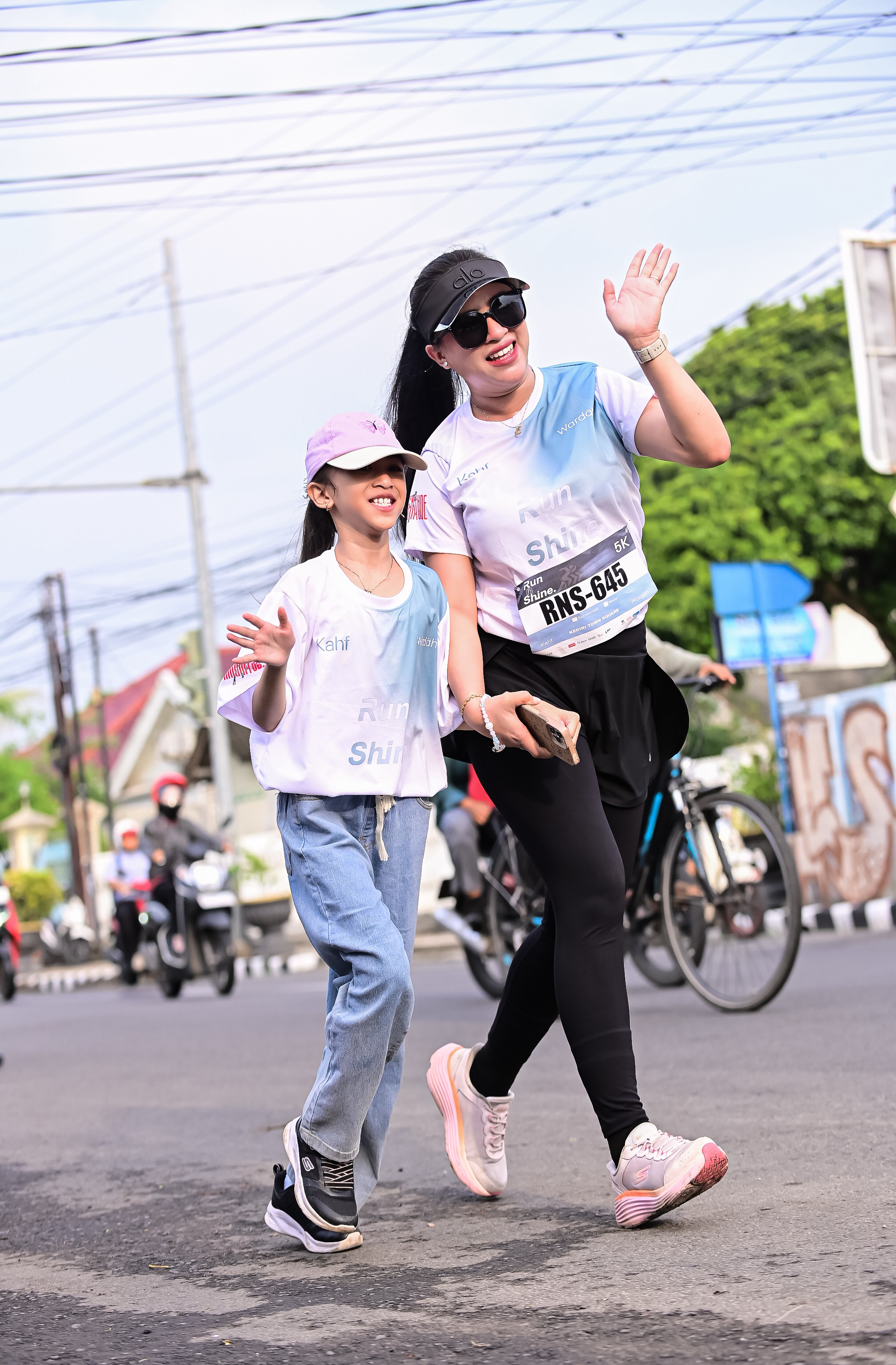 Radhitia Damayanti berjalan berdampingan dengan putrinya, Venus Alesha Antonia, saat kegiatan jalan santai.