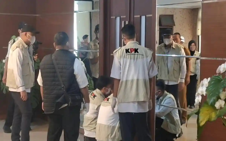 KPK geledah Kantor Bupati Bekasi di kawasan Cikarang Pusat, Kabupaten Bekasi, Jawa Barat, Senin,  22/12/2025.