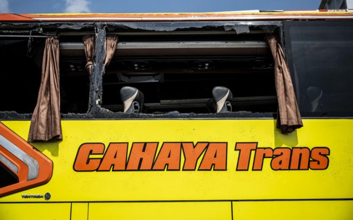 Kecelakaan bus Semarang kembali menelan korban jiwa. Sebuah bus antarkota yang melaju dari Jakarta menuju Yogyakarta mengalami kecelakaan tunggal di kawasan simpang susun Semarang, Jawa Tengah.