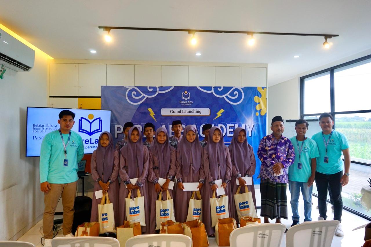 Pembukaan PARELABS Academy, lembaga pendidikan bahasa Inggris, Sabtu (21/12).