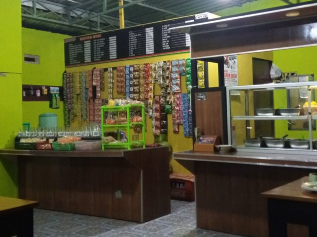 Di Tulungagung Namun yang benar-benar setia justru warung yang tidak tutup. Lampu yang tidak dipadamkan. Kopi yang tetap hangat meski jam sudah lewat tengah malam.