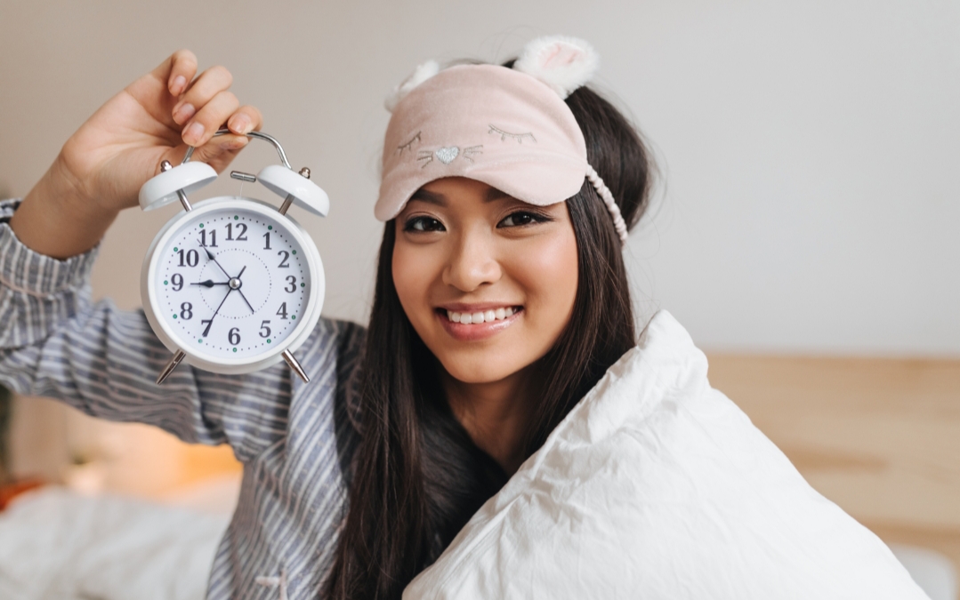 Akhirnya, tidur lebih awal di malam pergantian tahun menjadi cara paling jujur untuk menghargai diri. Tidak ada resolusi besar, tidak ada teriakan meriah. Hanya istirahat yang cukup