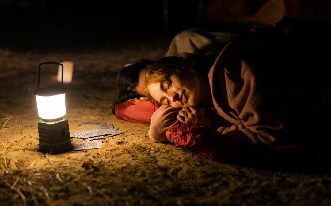Tidak ada unggahan, tidak ada cerita, tidak ada kesimpulan.Hanya tubuh yang akhirnya boleh diam. Kadang, nilai sebuah malam justru terletak pada ketidakhadirannya di ingatan.