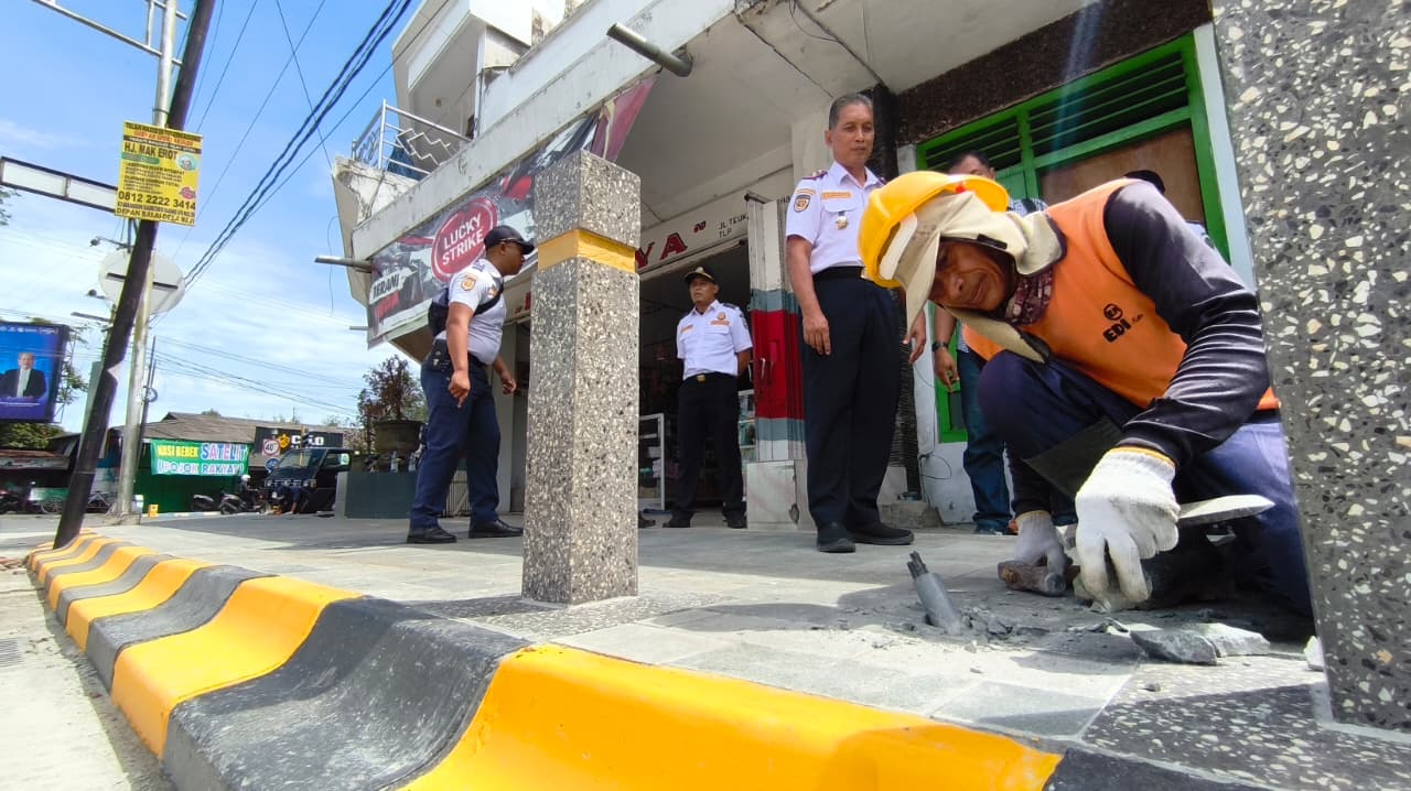 Petugas teknis dan Dishub menggelar pemasangan traffic light di Simpang Empat Kemuning, Senin(22/12). (ADITYA YUDA/RADAR TULUNGAGUNG)