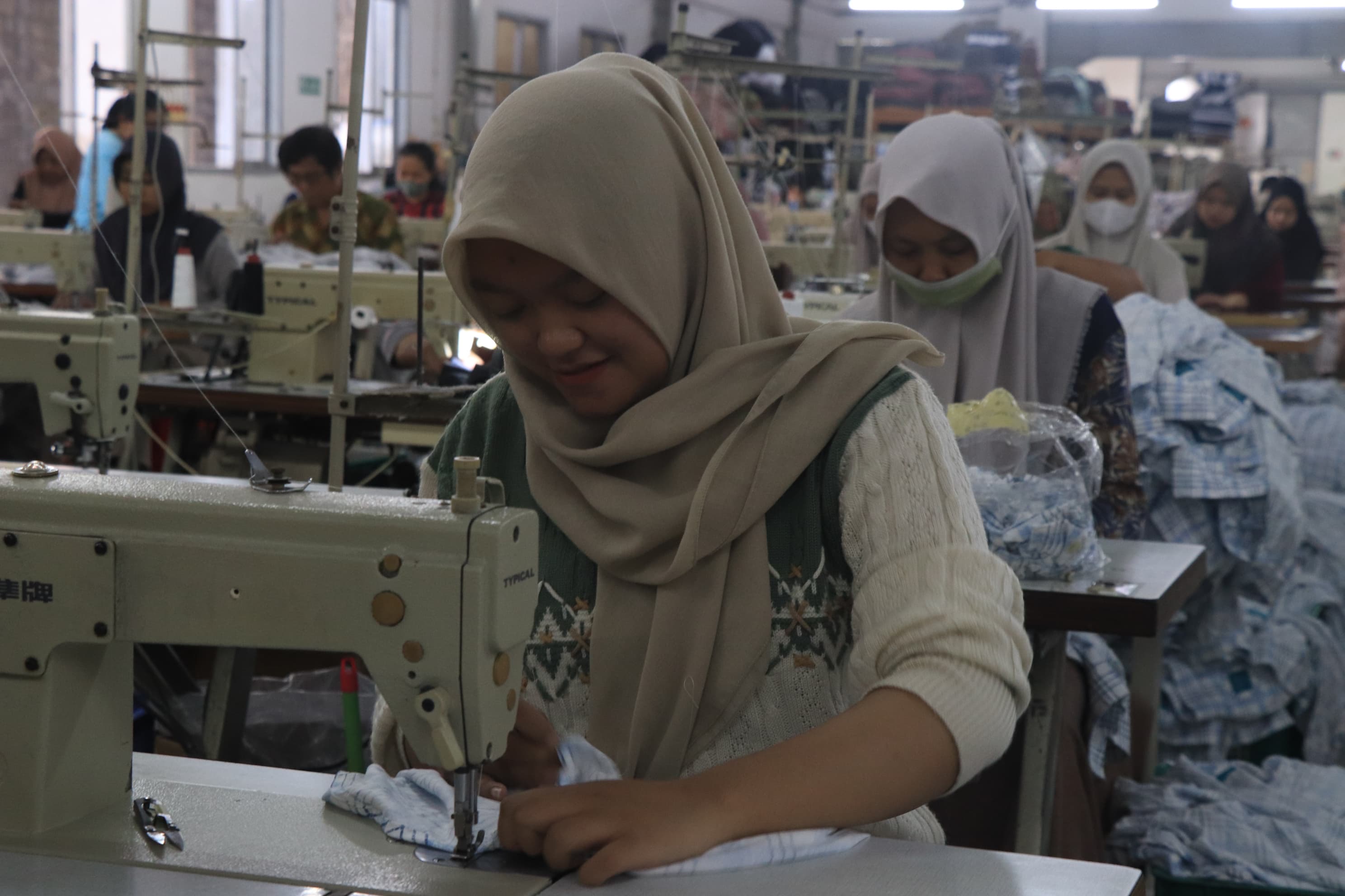 Pekerja konveksi di Tulungagung sedang menjahit baju. (SANDY YUWANA/RADAR TULUNGAGUNG)