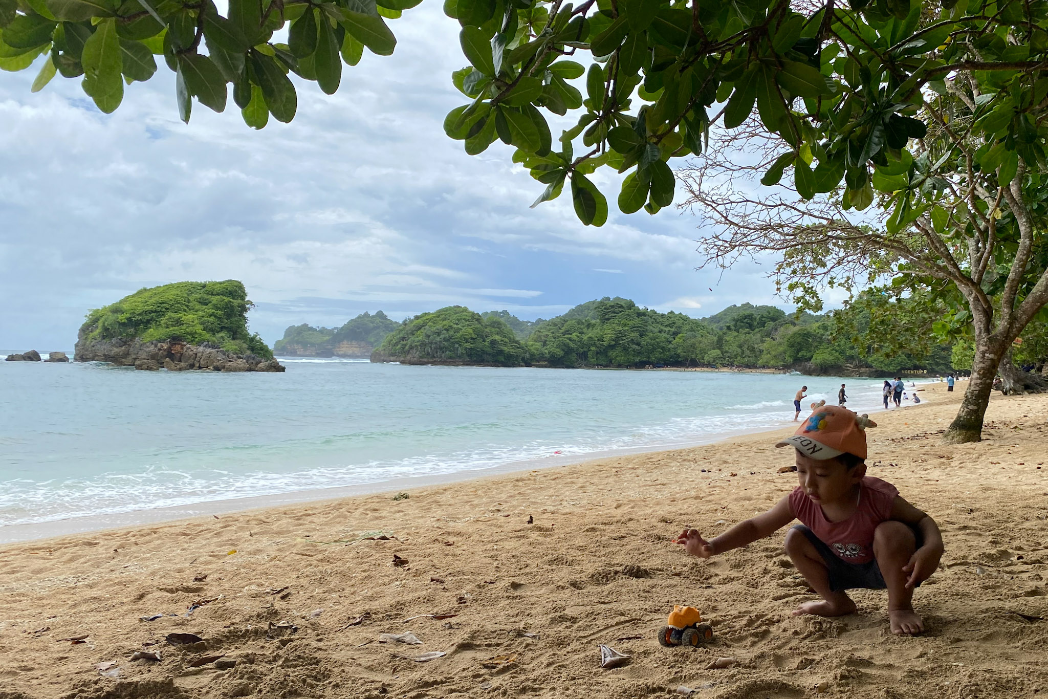 Pantai Kondang Merak bisa jadi pilihan berlibur pada akhir tahun ini. (DR PERDANA/RADAR TULUNGAGUNG)