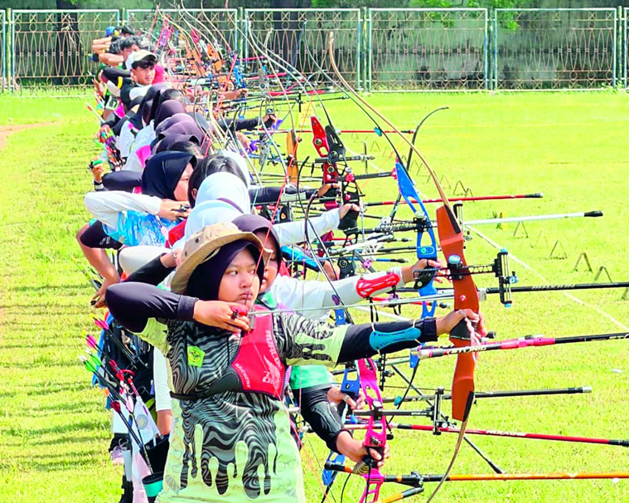 Atlet dari berbagai daerah bertanding di Piala Gubernur Jatim III di Stadion Rejoagung. (PERPANI TULUNGAGUNG UNTUK RADAR TULUNGAGUNG)