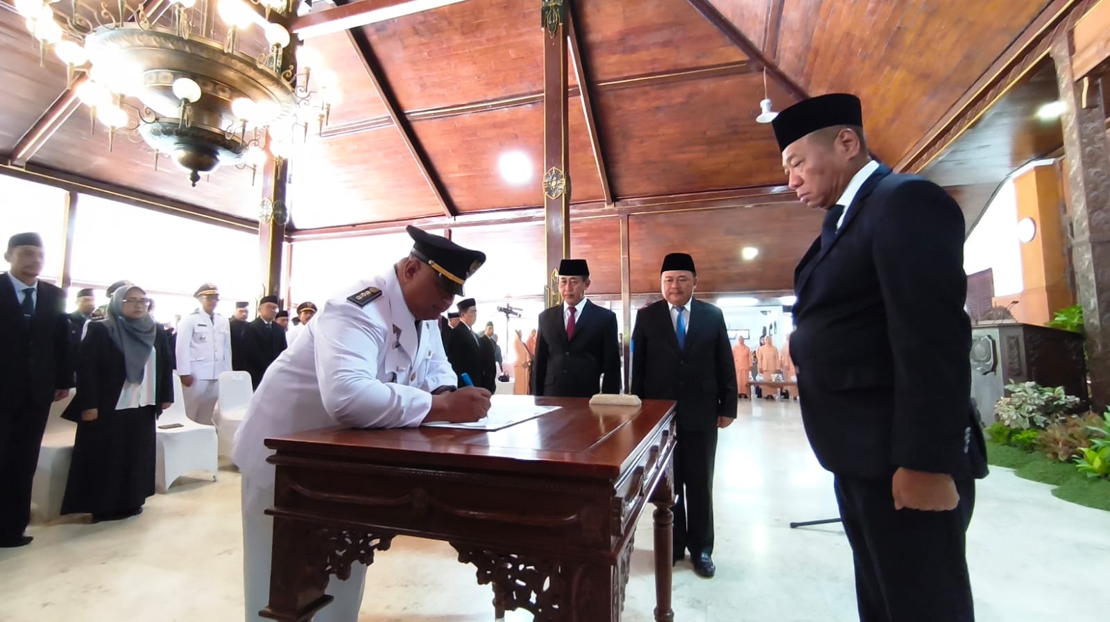 Pimpinan daerah, saksi, dan pejabat terlantik menandatangi dokumen pelantikan dan pengambilan sumpah janji jabatan, Selasa (30/12) pagi.