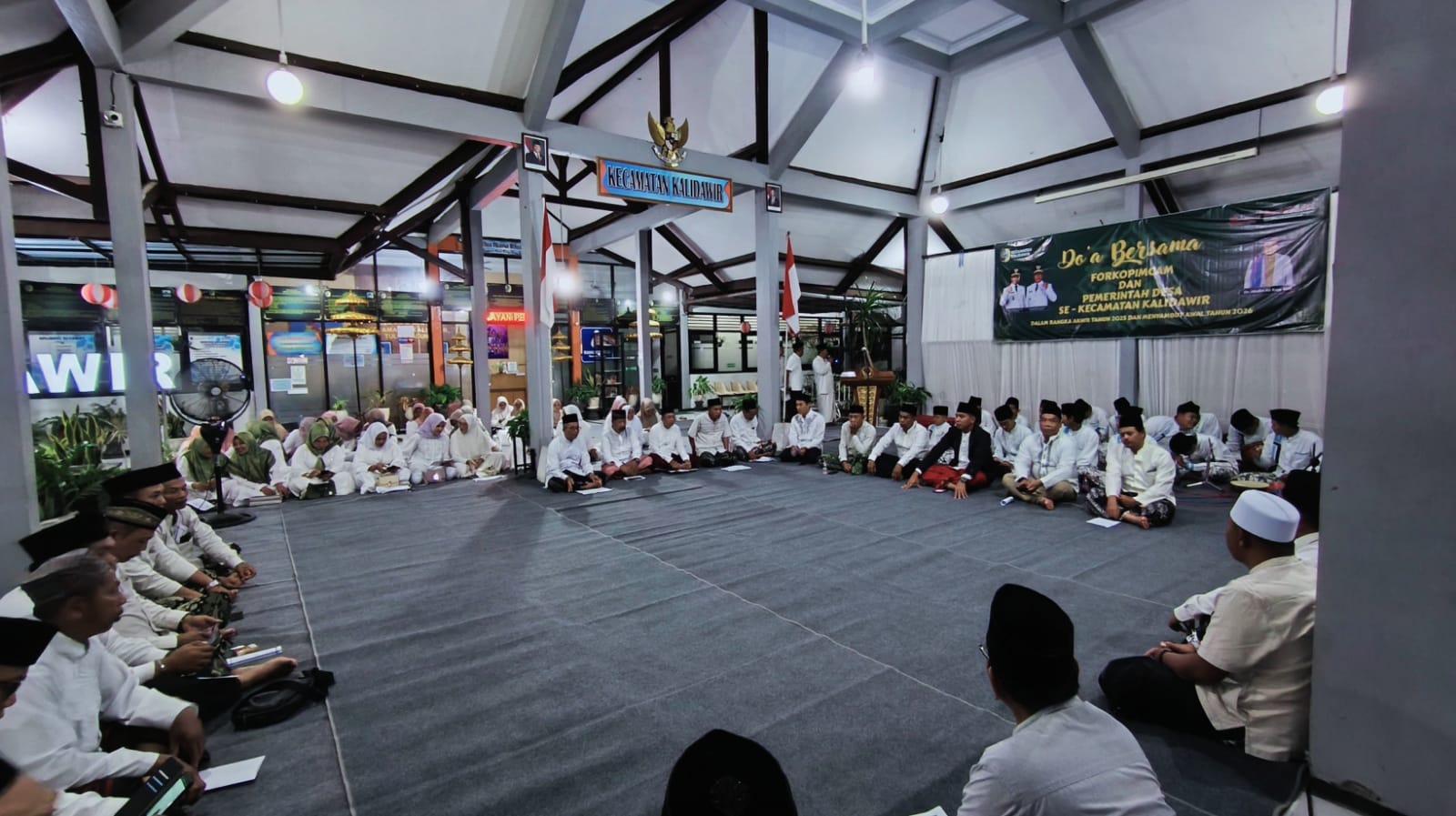 Forkopimcam Kalidawir dan seluruh kades se-Kecamatan Kalidawir menggelar doa bersama pada Rabu (31/12).