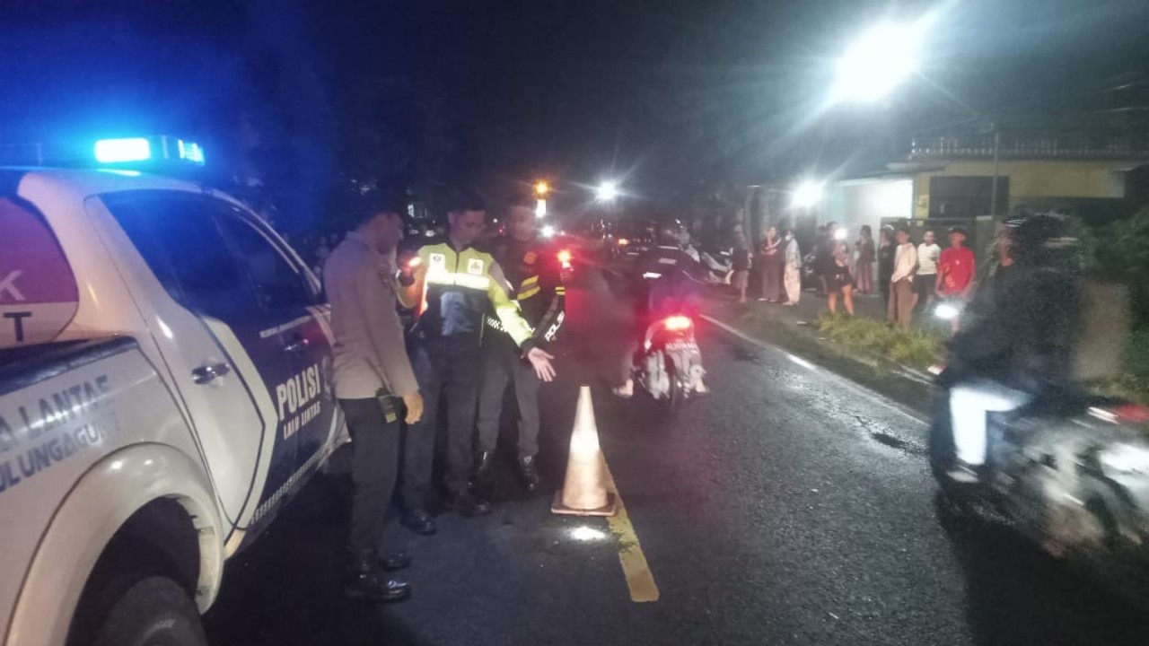 Polisi melakukan olah TKP kecelakaan di Desa Ariyojeding, Kecamatan Rejotangan pada Rabu (31/12) malam.