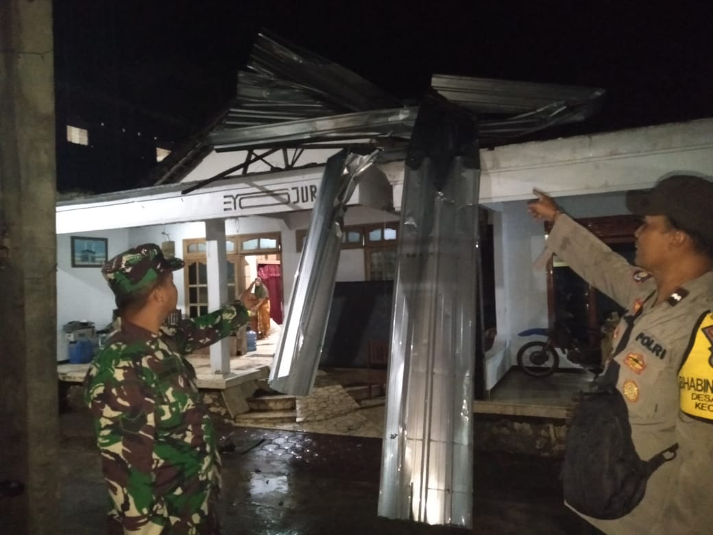 Kondisi atap salah satu rumah warga Desa Besole, Kecamatan Besuki yang rusak tertiup angin kencang pada Kamis (1/1) sore.