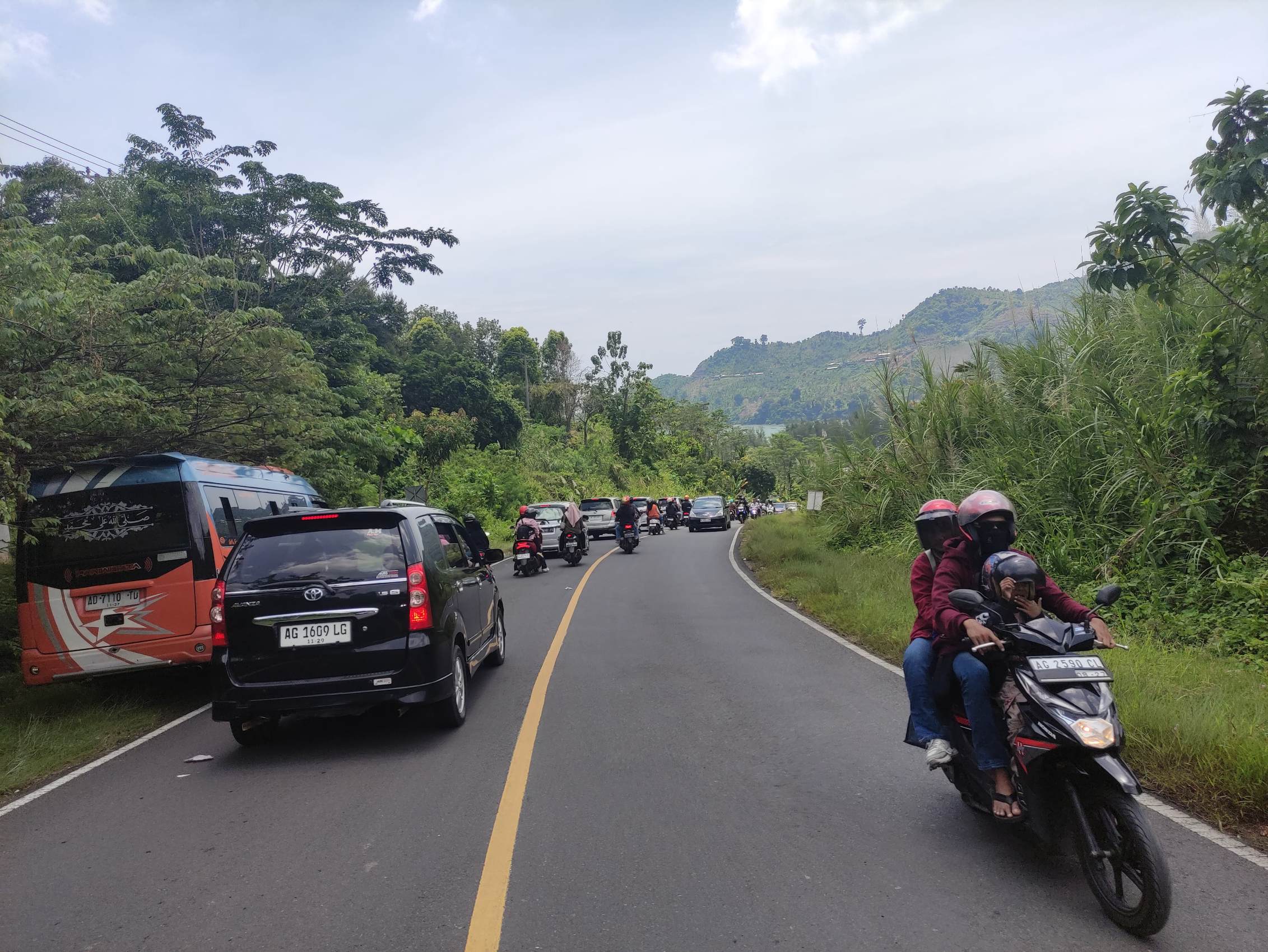 Berbagai jenis kendaraan melintasi JLS Tulungagung-Trenggalek pada Kamis (1/1/2026) lalu. (SANDY YUWANA/RADAR TULUNGAGUNG)