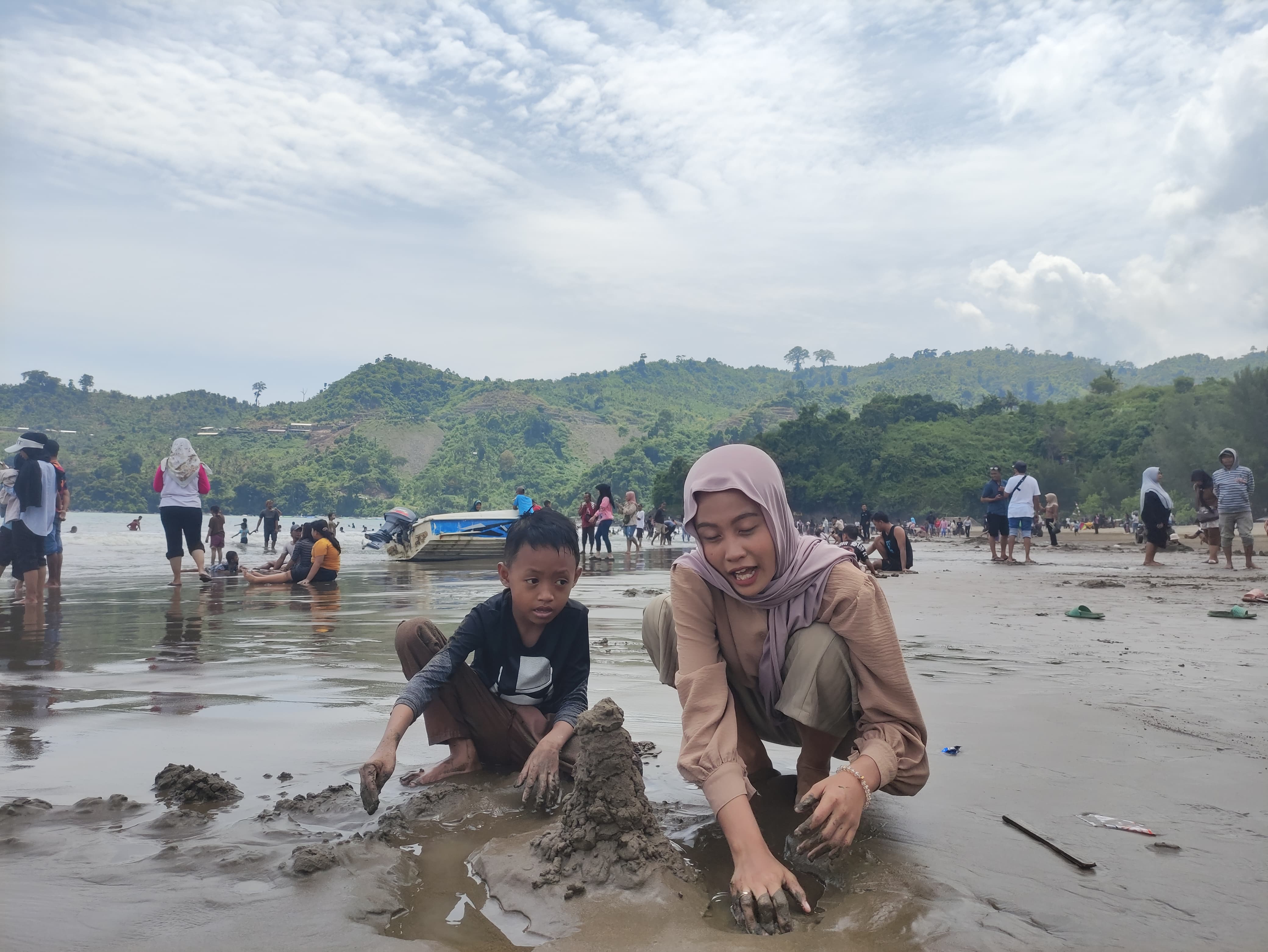 Ribuan wisatawan memadati Pantai Gemah pada libur Tahun Baru 1 Januari. (SANDY YUWANA/RADAR TULUNGAGUNG)