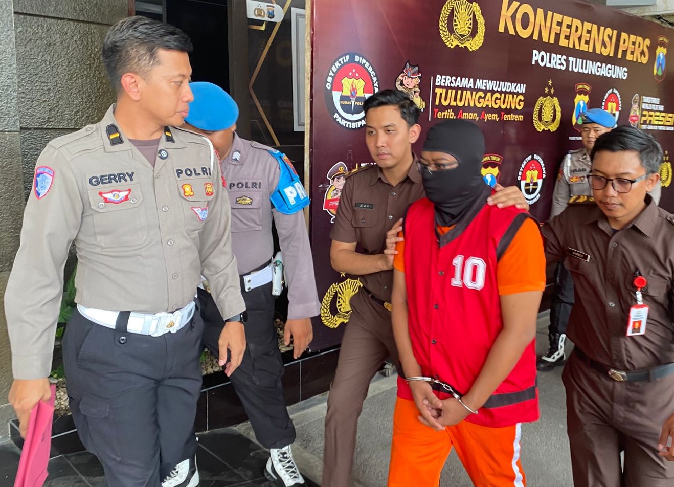 Tersangka Rizki Angga Saputra resmi menjadi tahanan Kejari Tulungagung usai berkasnya dinyatakan P21. (DR PERDANA/RADAR TULUNGAGUNG)