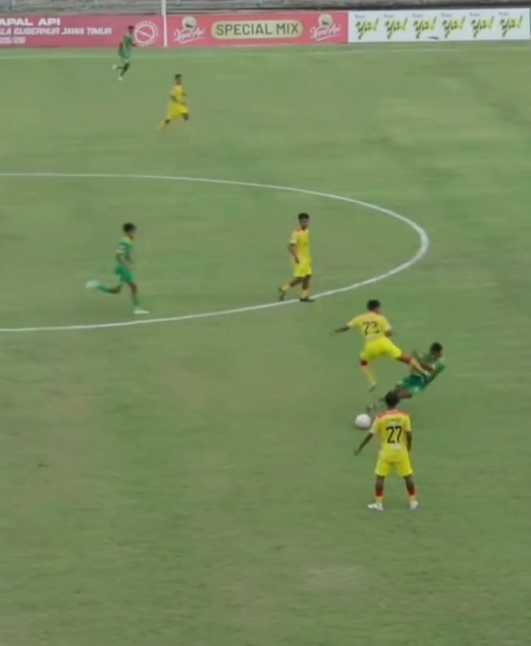 Tangkapan layar video proses terjadinya pelanggaran keras yang dilakukan pemain PS Putra Jaya, Hilmi  kepada pemain Perseta 1970, Firman, ketika pertandingan liga 4 Jatim (5/1)