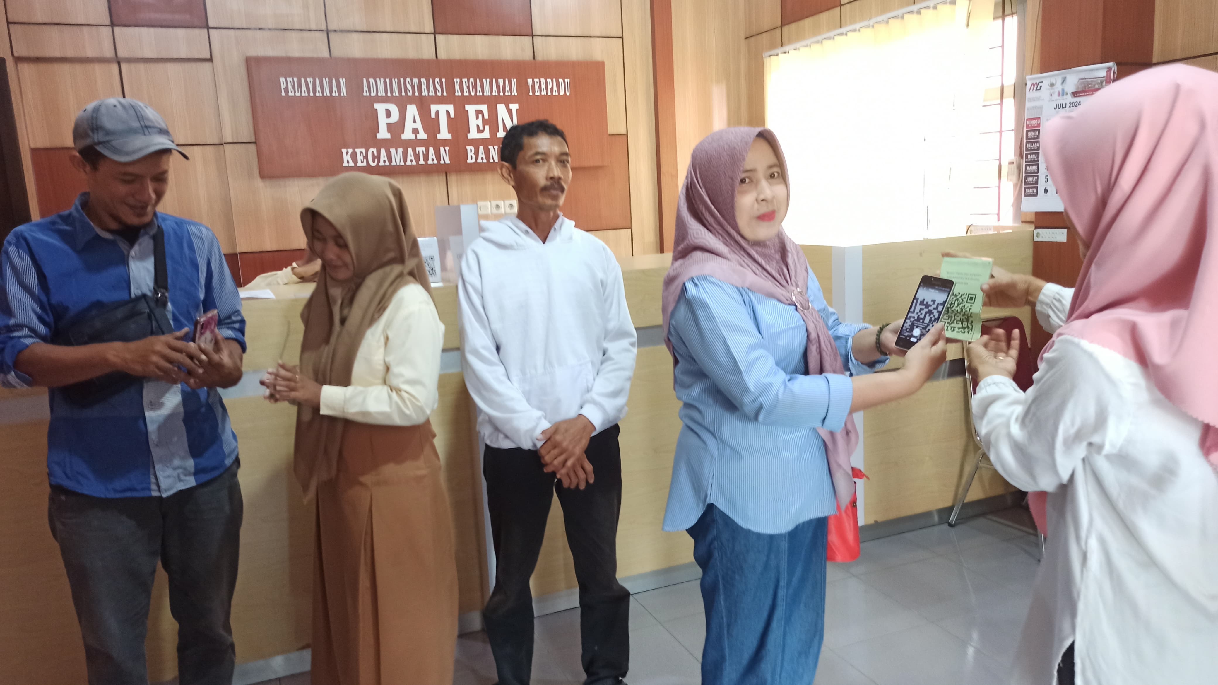 Aktivitas pelayanan di kantor Kecamatan Bandung yang menerapkan beberapa inovasi.