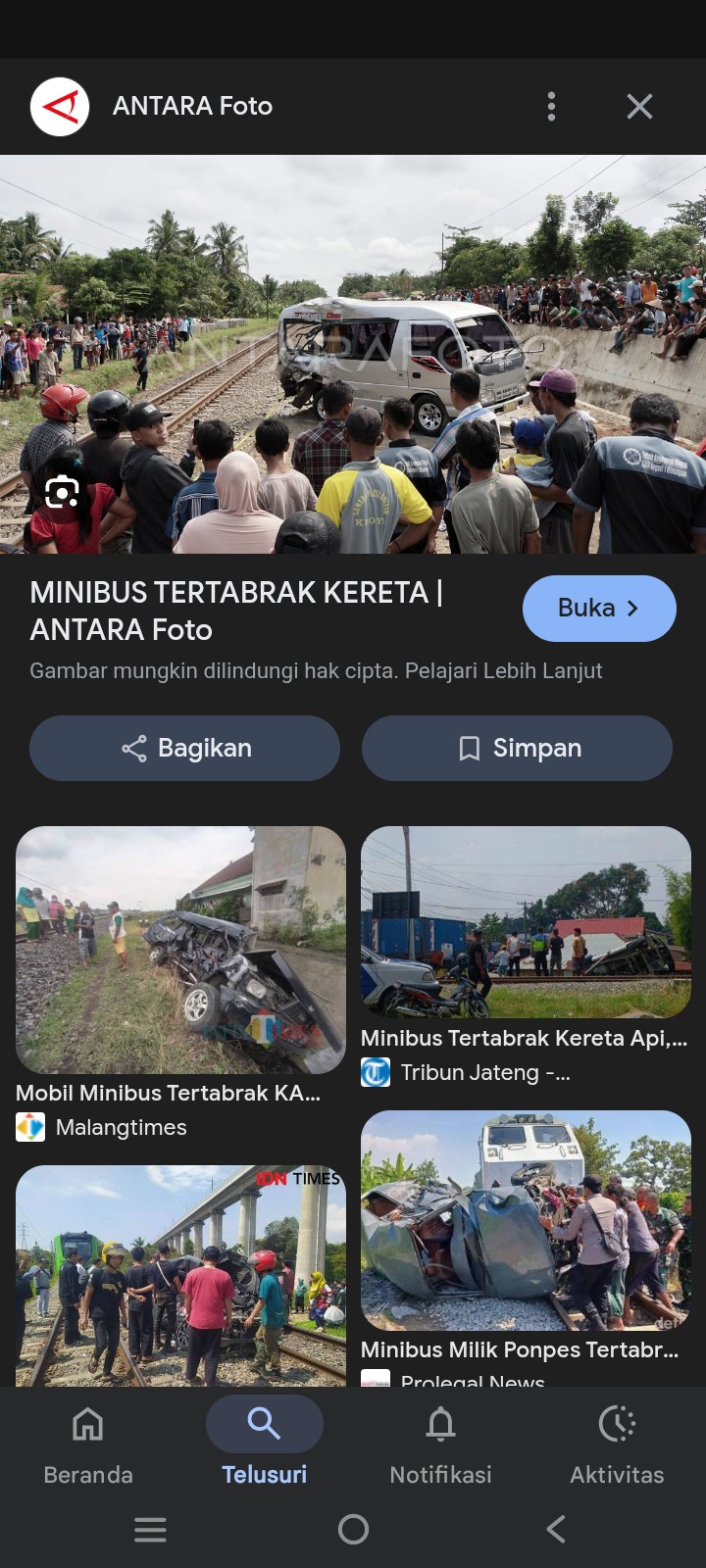 Minibus tertabrak kereta api, ada korban jiwa dan kerusakan parah. Banyak warga melihat kejadian, semoga korban diberikan kekuatan.