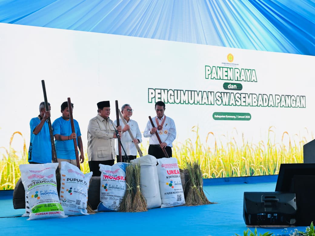 Presiden Prabowo di acara panen raya di Karawang. (BPMI SETPRES)