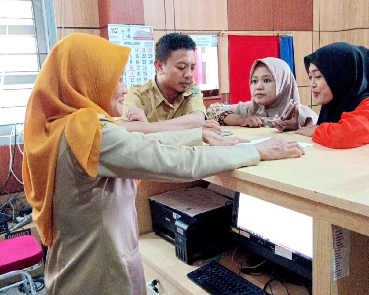 Aktivitas pelayanan publik di kantor Kecamatan Bandung.