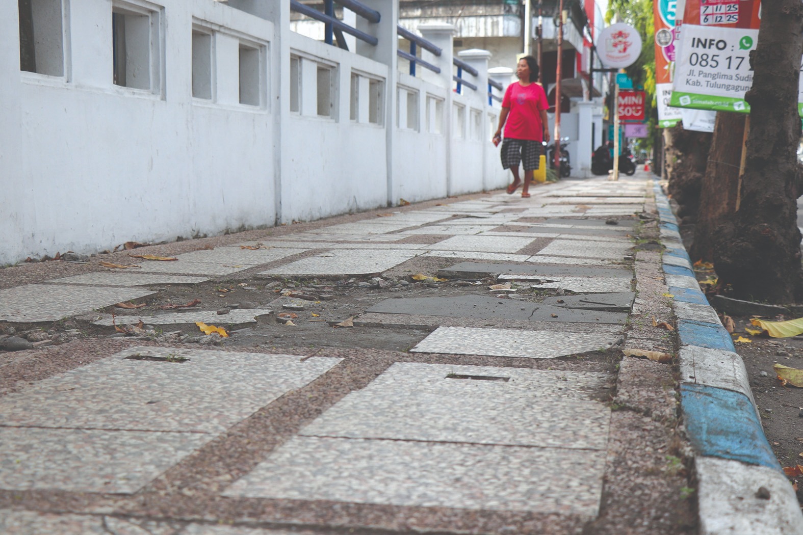 Trotoar di semua sisi Jalan Diponegoro bakal dirombak tahun ini untuk mempercantik kawasan pusat kota Tulungagung. (DR PERDANA/RADAR TULUNGAGUNG)