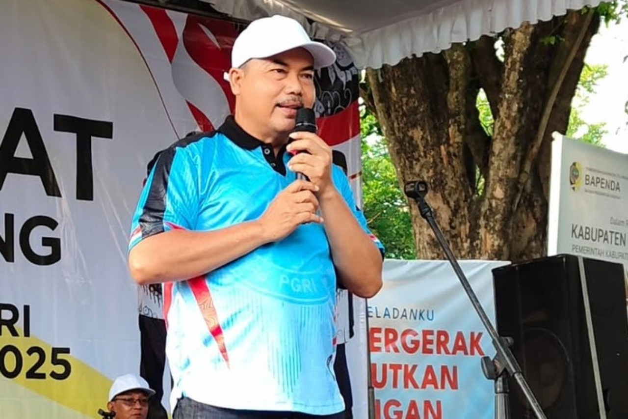 Ketua PGRI Kabupaten Tulungagung Muhadi saat mengikuti jalan sehat pada November 2025 lalu. (INSTAGRAM PGRI TULUNGAGUNG)