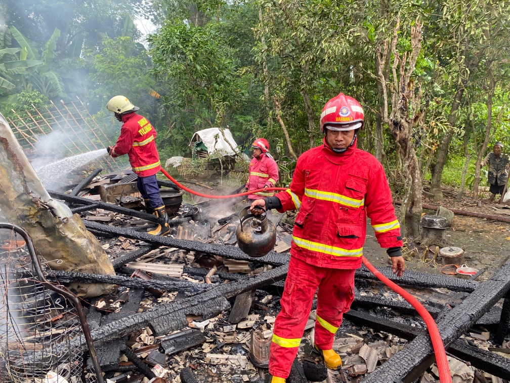 Kebakaran menimpa sebuah dapur di Desa Ngebong, Kecamatan Pakel pada Sabtu (10/1) pagi.