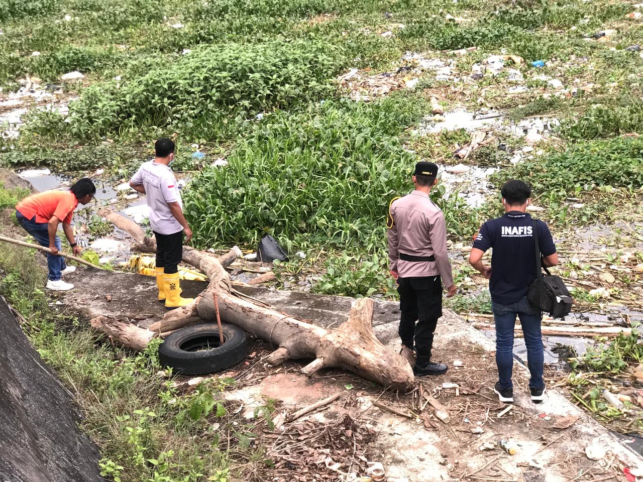 Tim INAFIS Polres Tulungagung melakukan olah TKP penemuan mayat di Sungai Neyama. (HUMAS POLRES TULUNGAGUNG)
