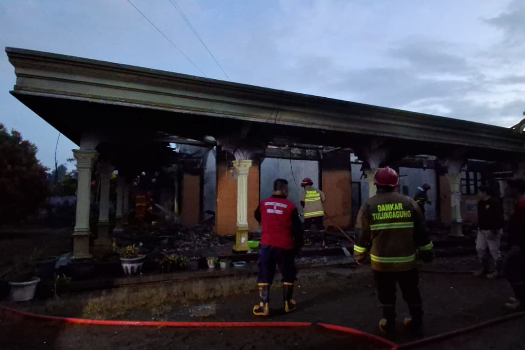 Rumah seorang warga Desa Sambijajar, Kecamatan Sumbergempol dibakar pacarnya yang cemburu. (DPKP TULUNGAGUNG)