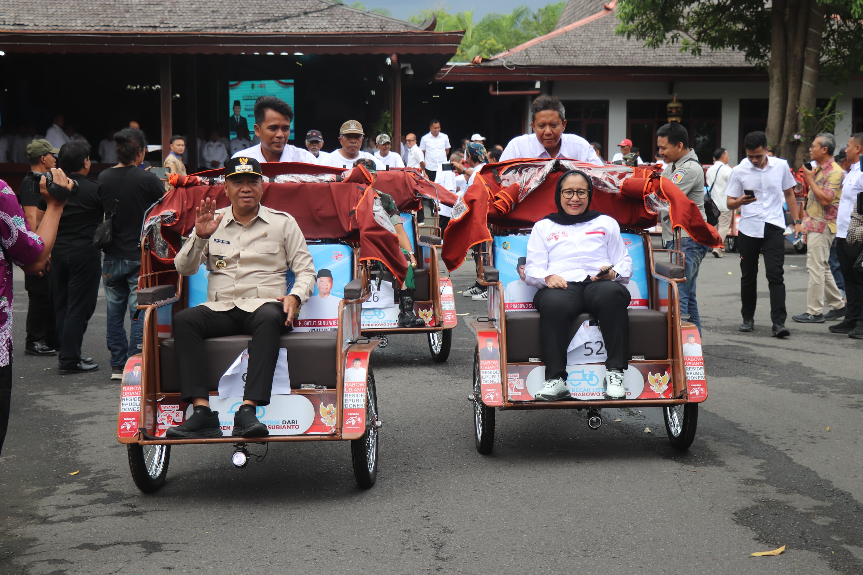 Bupati Tulungagung Gatut Sunu Wibowo dan Presiden Becak Listrik Indonesia Nanik Sudaryati Deyang berkeliling pusat kota Tulungagung dengan becak listrik. (DR PERDANA/RADAR TULUNGAGUNG)