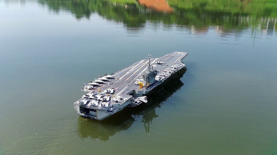 Julius Perdana Bikin Kapal Induk USS Nimitz Versi RC, Detailnya Mirip Asli