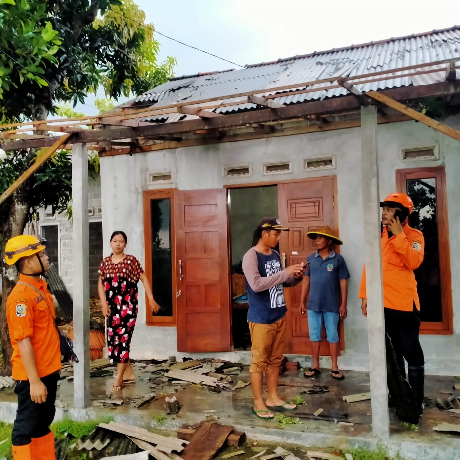 Petugas BPBD sedang melakukan pendataan rumah warga Kecamatan Rejotangan