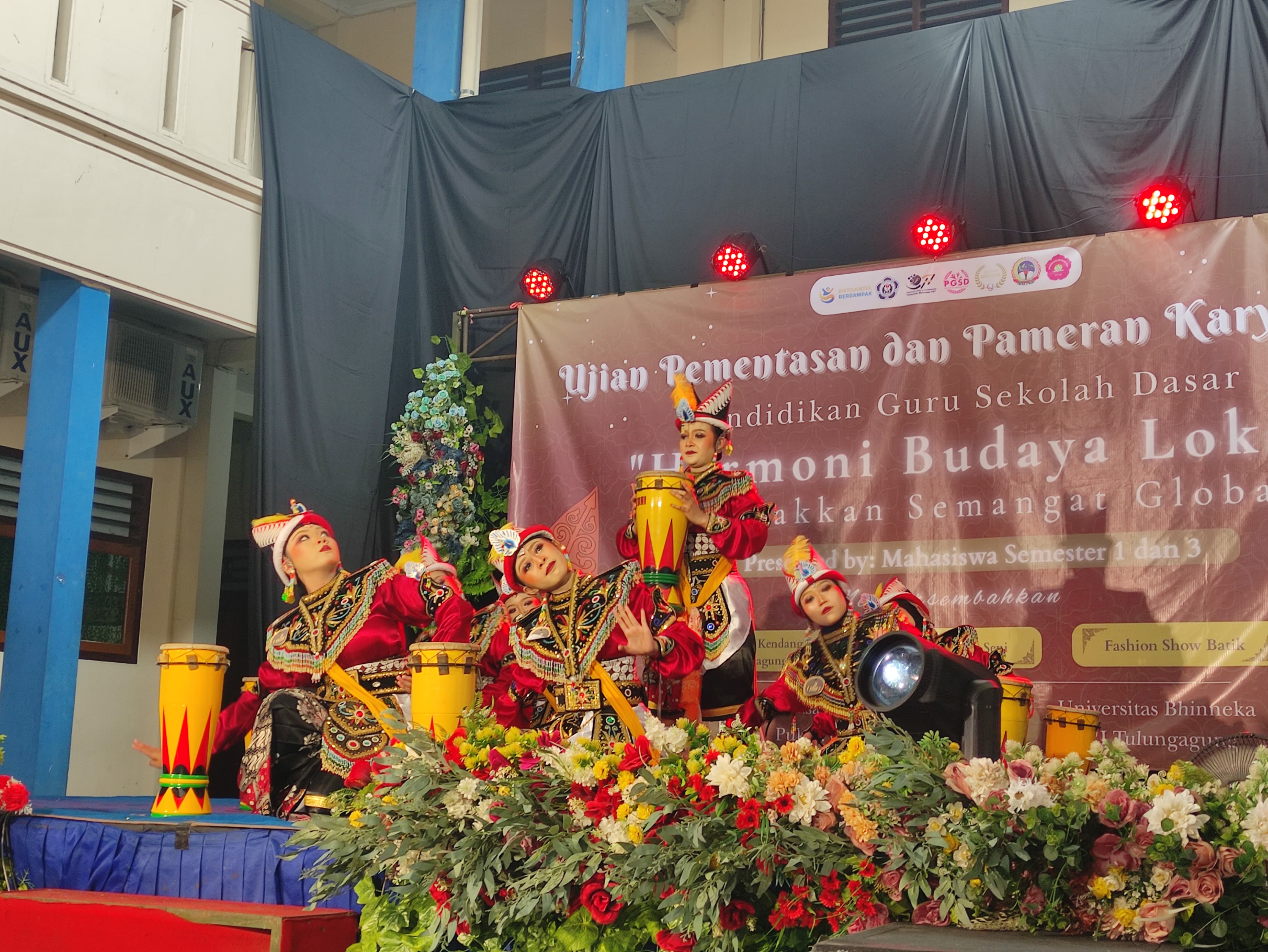 Salah satu kelompok dari ratusan mahasiswa UBhi Tulungagung ketika menari reog kendang dengan penuh penghayatan.
