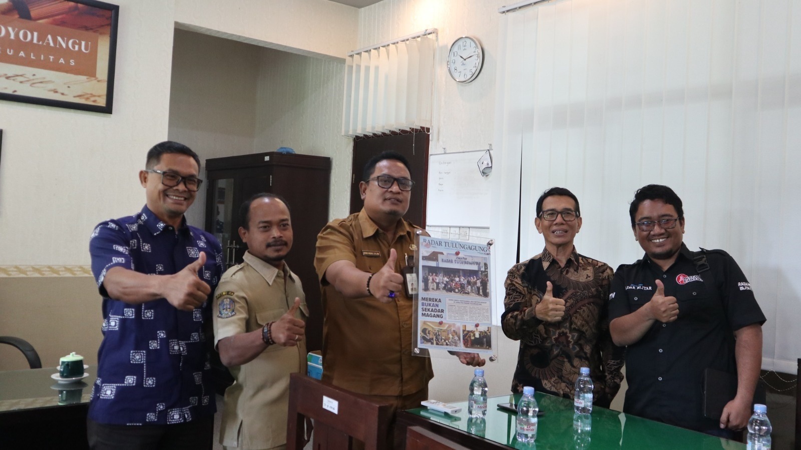 Kepala SMKN 1 Boyolangu Trisno Wibowo menerima kunjungan manajemen Radar Tulungagung.