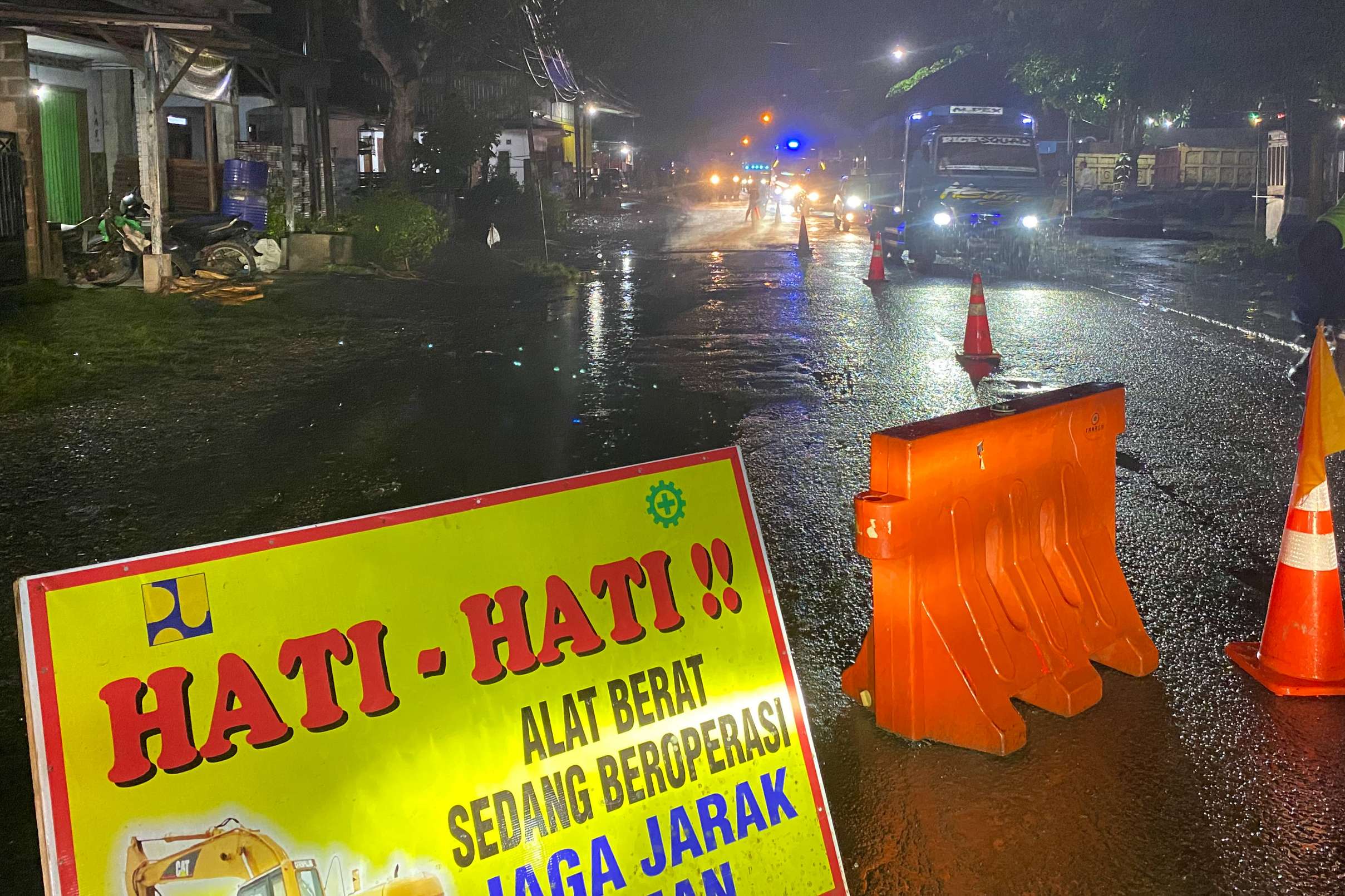 Salah satu ruas jalan di Kecamatan Campurdarat yang diperbaiki pada Senin (12/1) malam. Ruas ini merupakan hasil usulan IJD 2025. (DR PERDANA/RADAR TULUNGAGUNG)