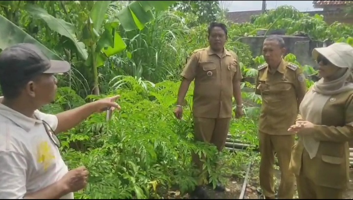 Pemerintah Kecamatan Pucanglaban melakukan monitoring dan tindak lanjut penyediaan sumber air bersih di Desa Manding.(FOTO: PEMERINTAH KECAMATAN PUCANGLABAN UNTUK RADAR TULUNGAGUNG)