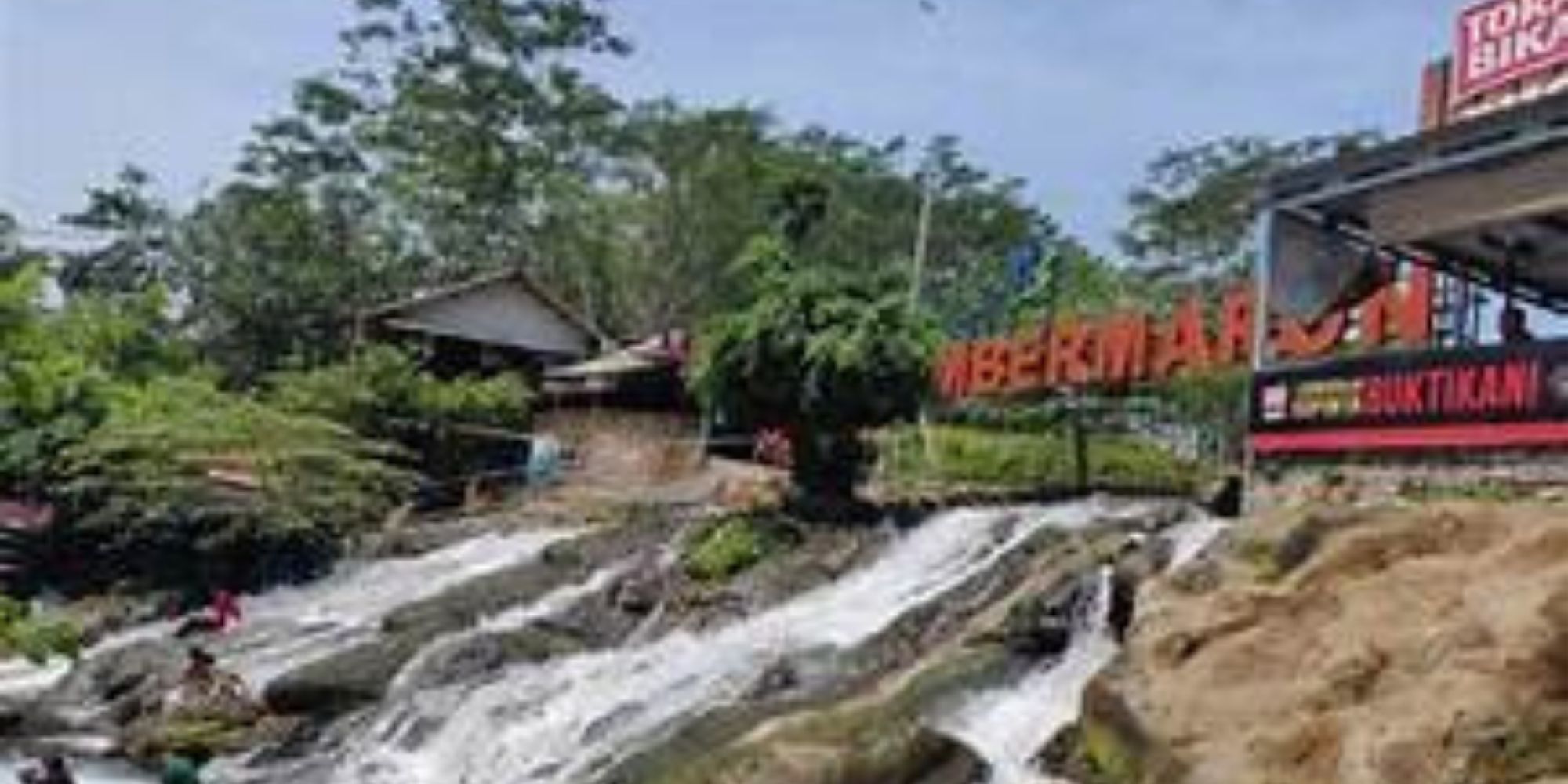 Wisata Sumber Maron Malang menawarkan tubing seru, air terjun estetik, dan air jernih dengan tiket murah, cocok untuk liburan keluarga.