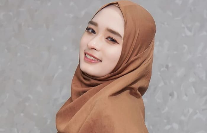 Inara Rusli datangi Polda Metro Jaya didampingi kuasa hukum. Bungkam soal agenda di Gedung Renakta, publik makin penasaran.