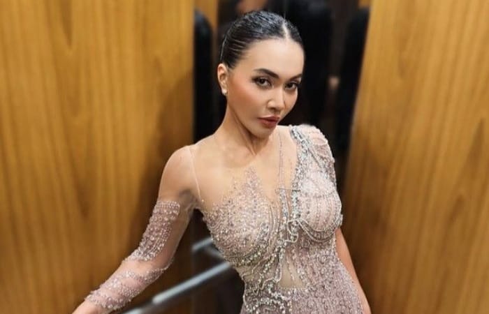 Denada akui Resa Rizki anak kandung, menangis bertobat dan beri hadiah rumah serta mobil saat pertemuan haru di Banyuwangi.