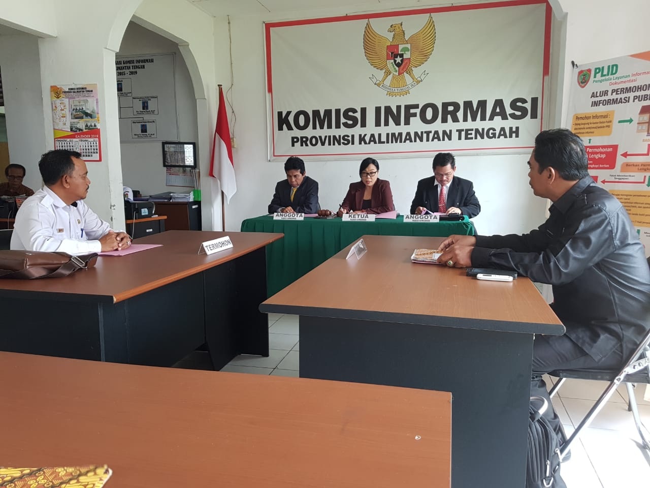 Majelis Komisioner Komisi Informasi membacakan putusan sengketa informasi terkait salinan ijazah Presiden Joko Widodo dalam sidang terbuka, Selasa (13/1).