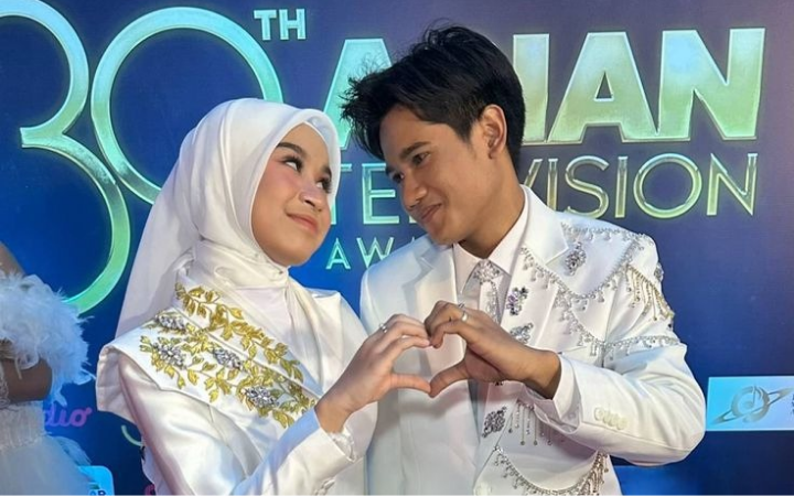Valen beri kejutan untuk Mila saat syuting video klip Ramadan di Masjid Istiqlal. Chemistry Dangdut Akademi 7 sukses bikin baper.